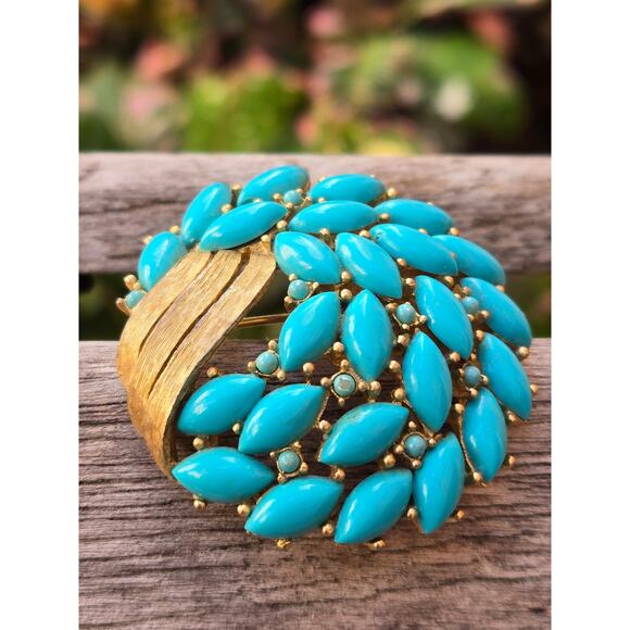 Vintage CROWN TRIFARI Faux TURQUOISE Gold Tone Pin Brooch, 2 inches - Picture 2 of 8